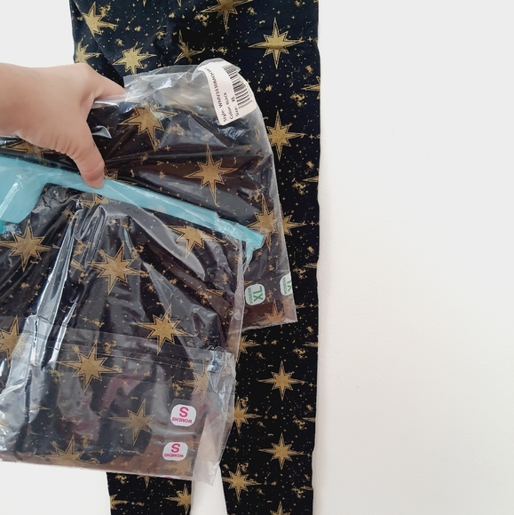 🌿Captain Marvel Black Gold Star Logo Leggings - Picture 2 of 7